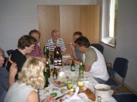 Rerik2004-027  Erste Mannschaftsbesprechung mit gegenseitigem Bestaunen der Händies