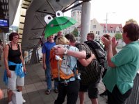P1140645  Übergabe des "Frosch-Weinwanderungs-Reiseleiter-Orgschirmes" an die "nächste" Generation!!