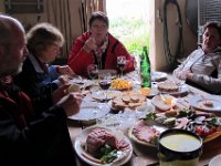 IMG 3785  Die Lichtverhältnisse in der Scheune waren zu mindest für die Fotgraphen anspruchsvoll, was beim Essen natürlich wenigstörte
