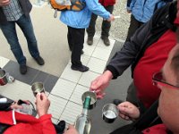IMG 3878  Der weite Weg zum Bahnhof machte natürlich durschtig! Also gab's ausnahmsweise mal ein Schlückchen Wein.